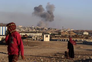 Una columna de humo se levanta tras un ataque aéreo israelí sobre edificios cerca del cerco fronterizo entre Egipto y Rafah, en el sur de la Franja de Gaza, el martes 7 de mayo de 2024. (AP Foto/Ramez Habboub)