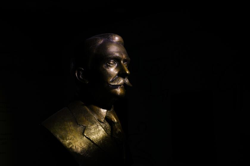ARCHIVO - El busto en bronce de Pierre de Coubertin en la entrada del Comité Olímpico Helénico, en Atenas, el 2 de abril de 2024. (AP Foto/Petros Giannakouris)