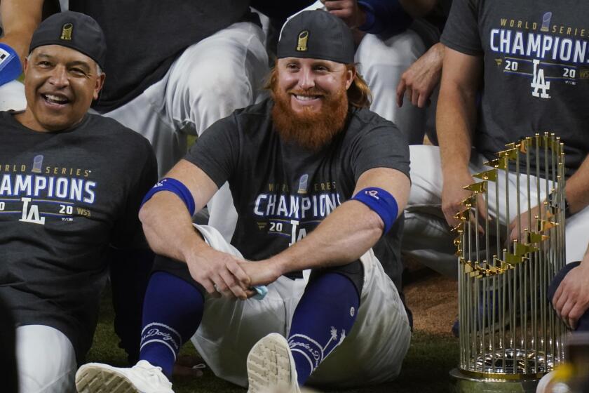 Los Angeles Dodgers manager Dave Roberts and third baseman Justin Turner pose.