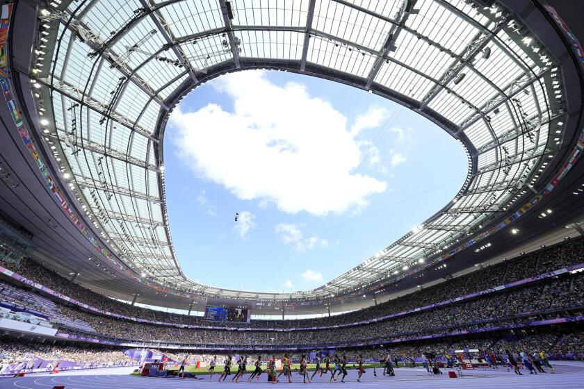 Atletas compiten en una de las mangas eliminatorias de los 5000 metros para hombres de los Juegos Olímpicos de París 2024 el miércoles 7 de agosto del 2024, en Saint-Denis, Francia. (AP Foto/Martin Meissner)