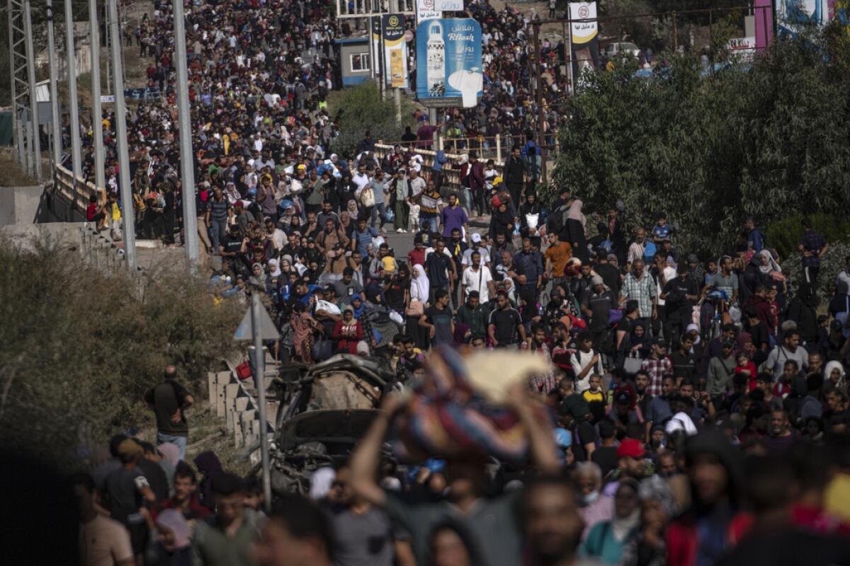 Palestinos huyen del sur de la Franja de Gaza