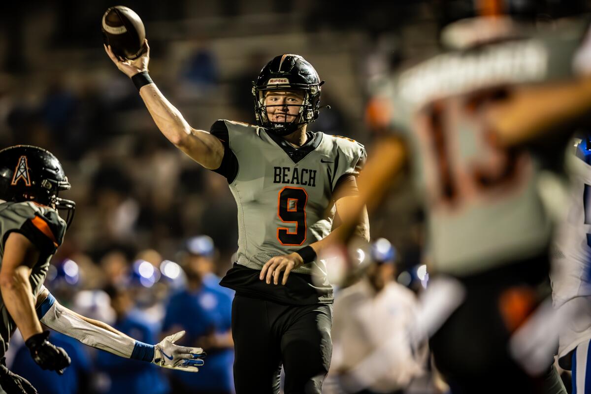 Huntington Beach's Brady Edmunds throws a touchdown pass to Niko Lopez against La Habra in an Epsilon League game on Friday.