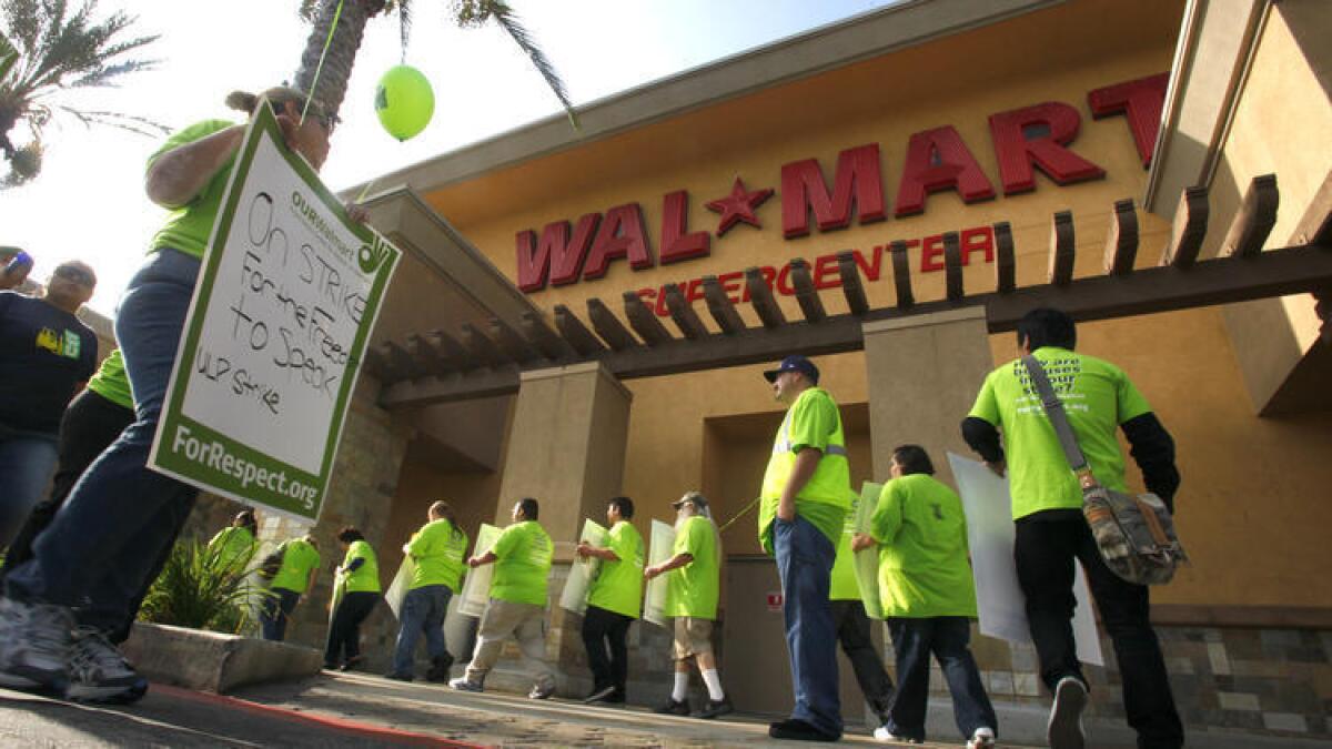 Varios cientos de trabajadores de Wal-Mart realizan una huelga y protestan frente a la tienda de Pico Rivera, el 4 de octubre del 2012.