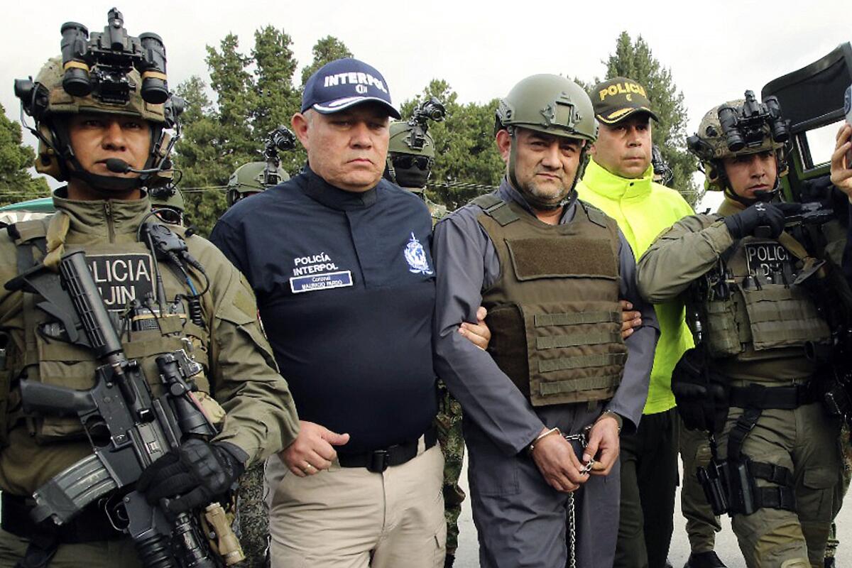 La policía escolta a Dairo Antonio Úsuga (al frente segundo de la derecha),