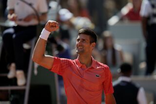 Novak Djokovic celebra tras vencer a Juan Pablo Varillas en los cuartos de final del Abierto de Francia, el domingo 4 de junio de 2023. (AP Foto/Thibault Camus)