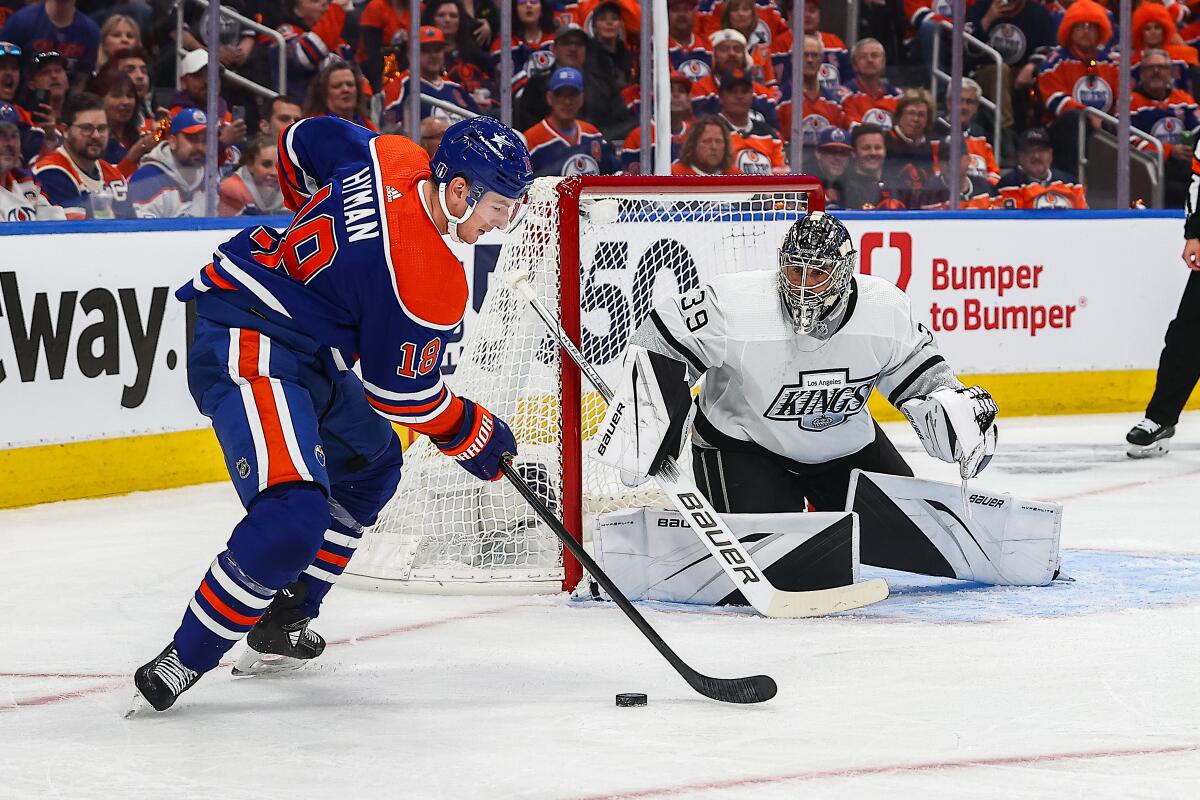 Kings-Torwart Cam Talbot positioniert sich, um einen Schuss von Oilers-Stürmer Zach Hyman zu stoppen.