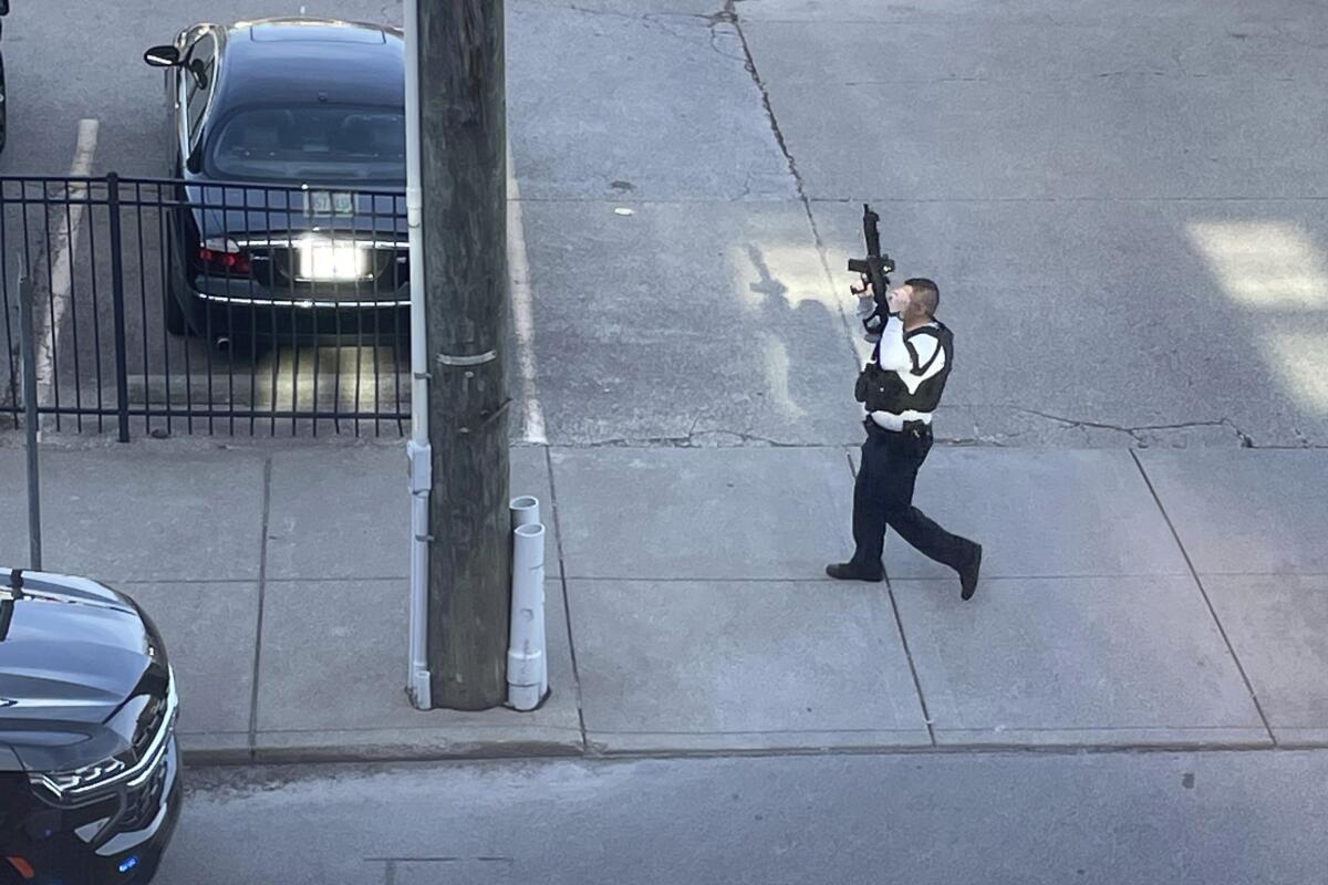 Un policía acude a la escena del tiroteo en Louisville, Kentucky, el 10 de abril de 2023. 