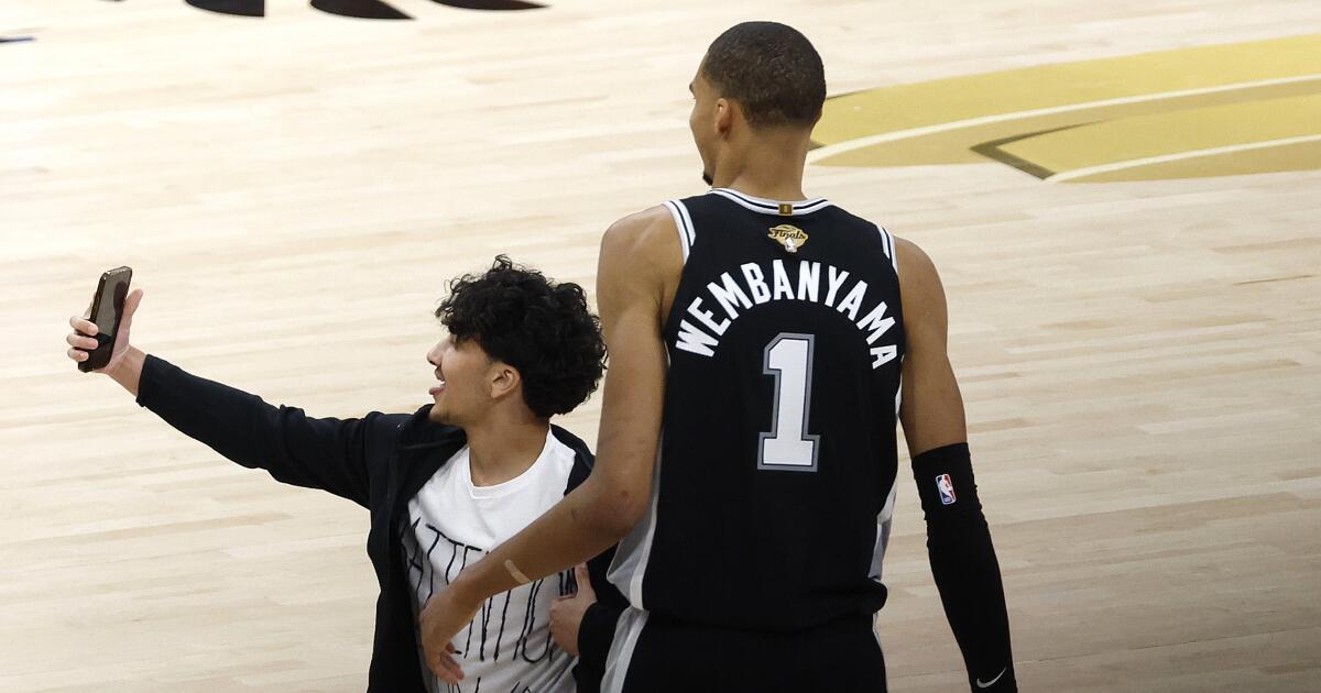 Deux fans de la NBA bannis à vie après que Victor Wembanyama ait pris un selfie
