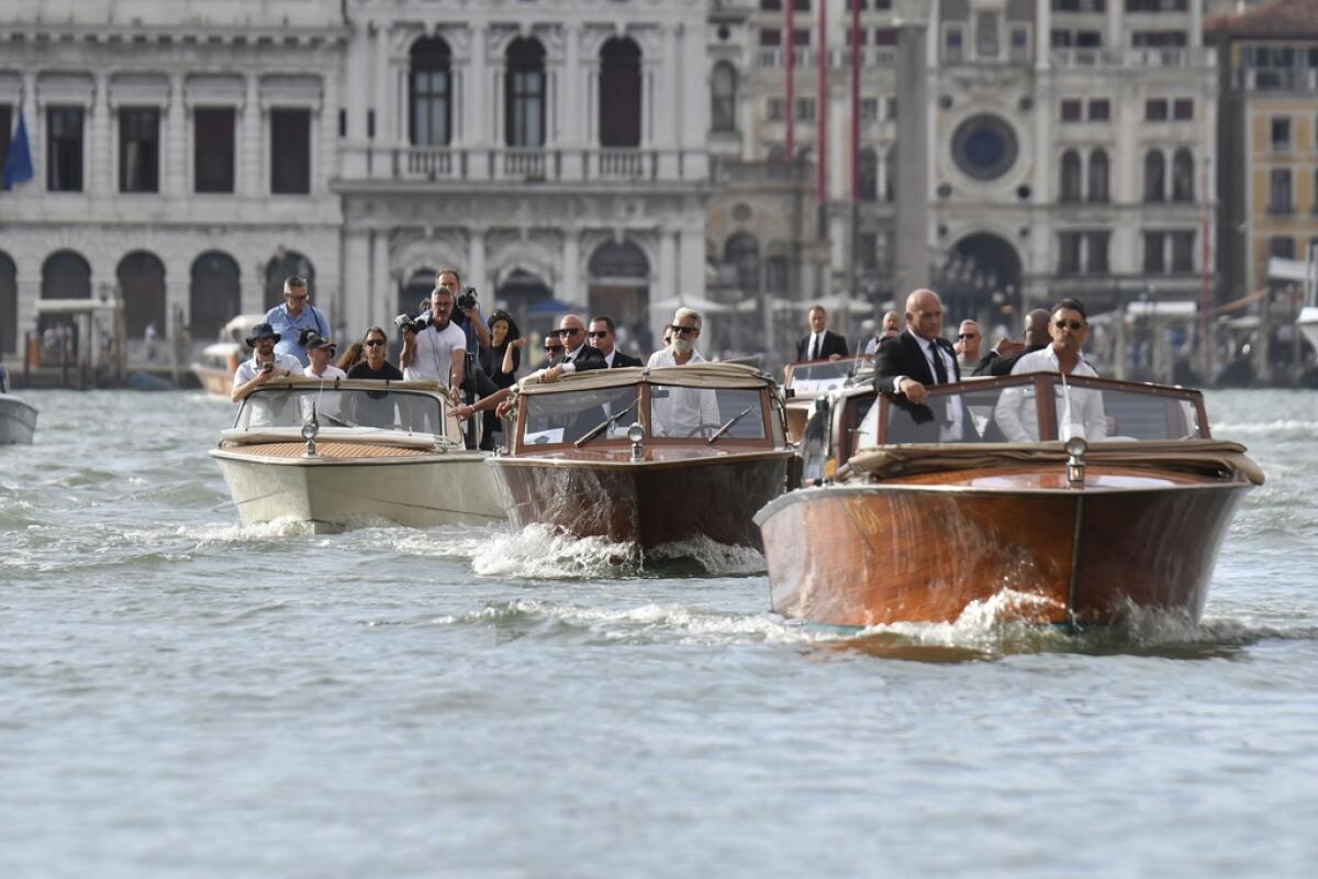 Un bote que transporta a Jeff Bezos, centro,