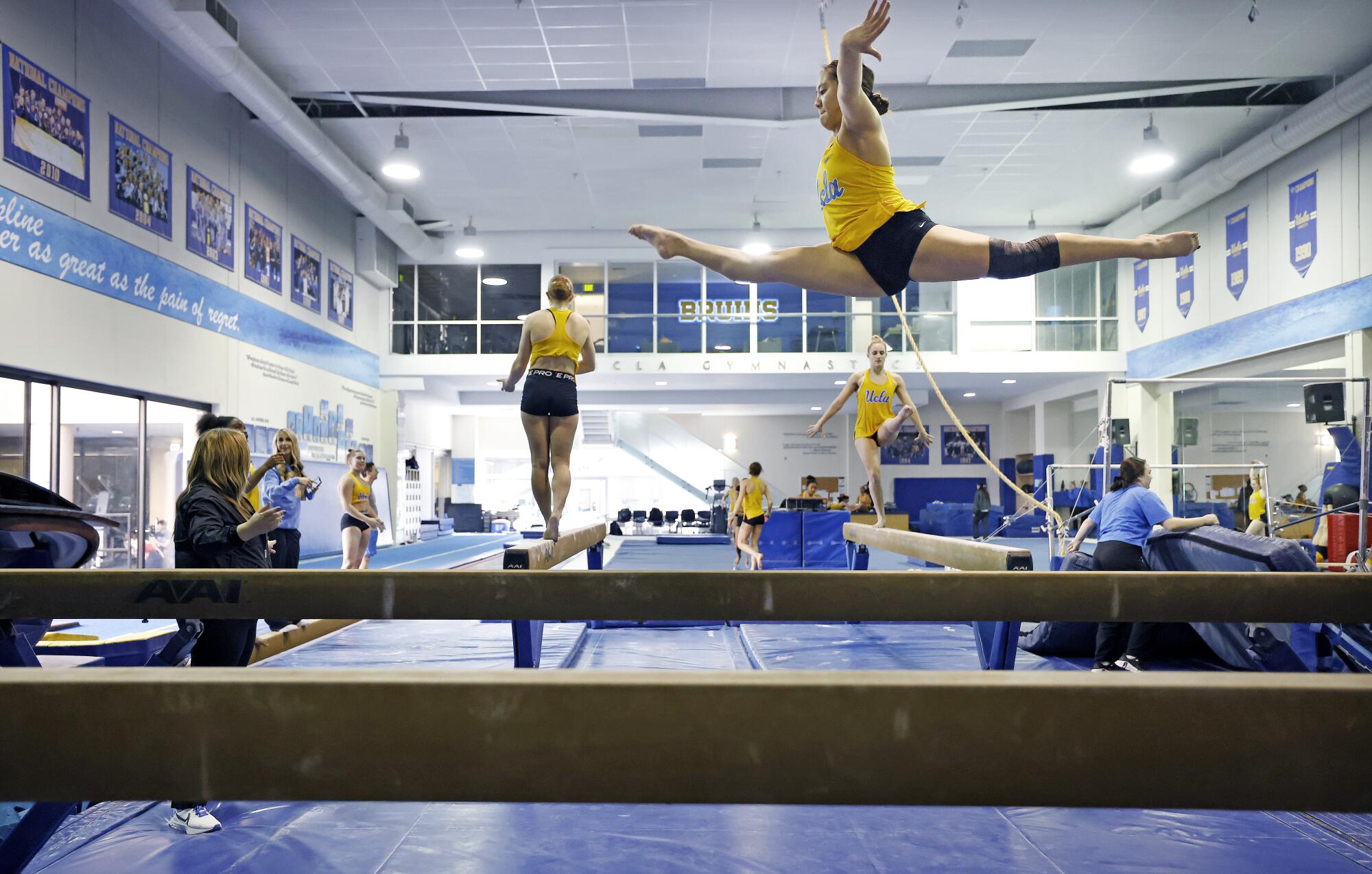 Emma Malabuyo kiriş üzerinde çalışıyor.