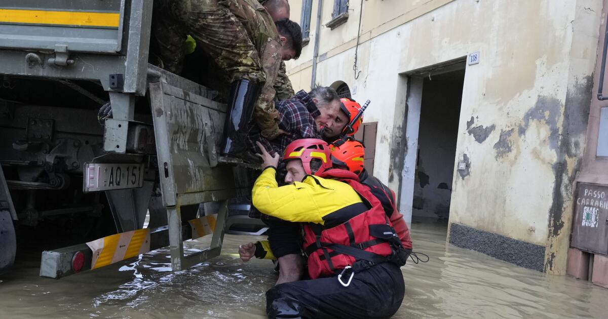 Gli acquazzoni in Italia causano allagamenti, 8 morti