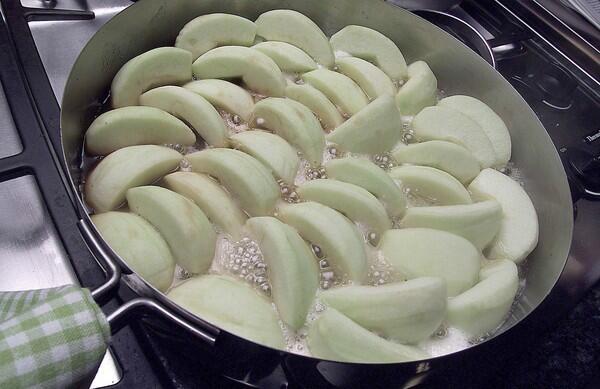 Upside-down apple tart (tarte tatin)