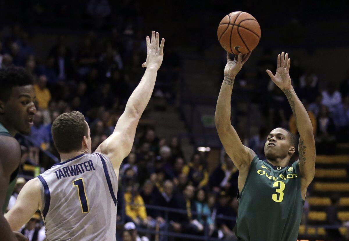 Oregon guard Joseph Young, seen here shooting over Dwight Tarwater, scored 25 points in the Ducks' win at California.
