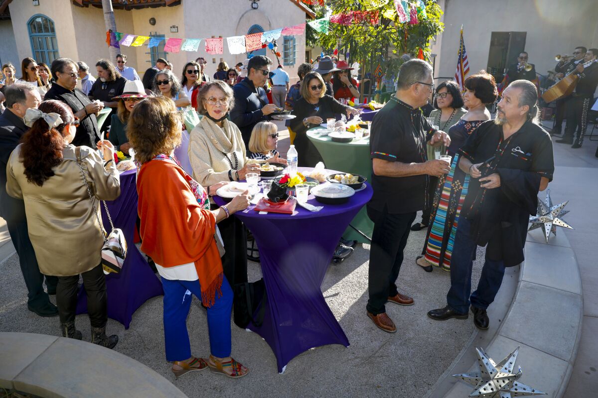Los asistentes a la gran inauguración se reúnen en el patio cerca de la Casa de México.