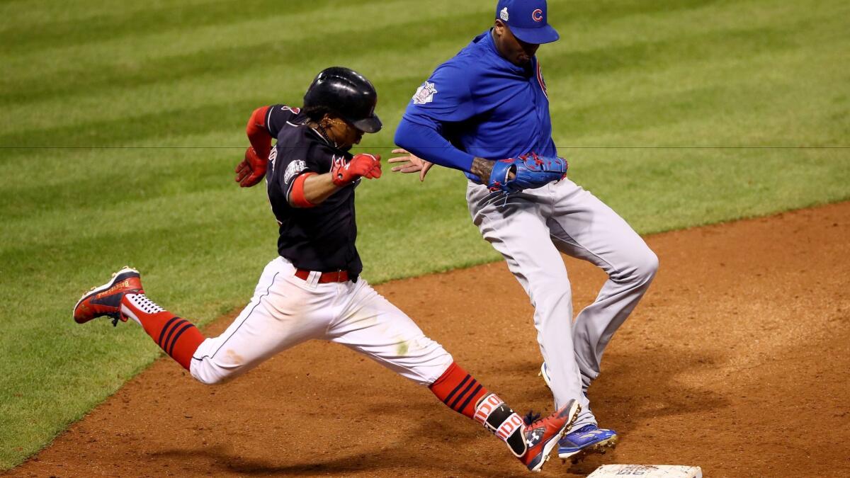 El jugador cubano de los Cubs, Aroldis Chapman, elimina a Francisco Lindor de los Indians de Cleveland para acabar el séptimo inning del sexto juego de la Serie Mundial jugado en Cleveland, con la victoria de Chicago.