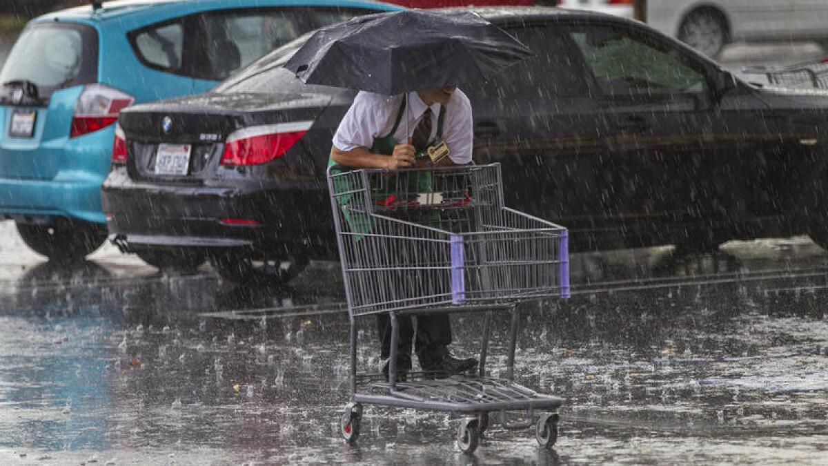 Lluvias y tormentas eléctricas causada por un área de baja presión y un frente estacionario en el sureste, provocaron fuertes lluvias en el sur de California.