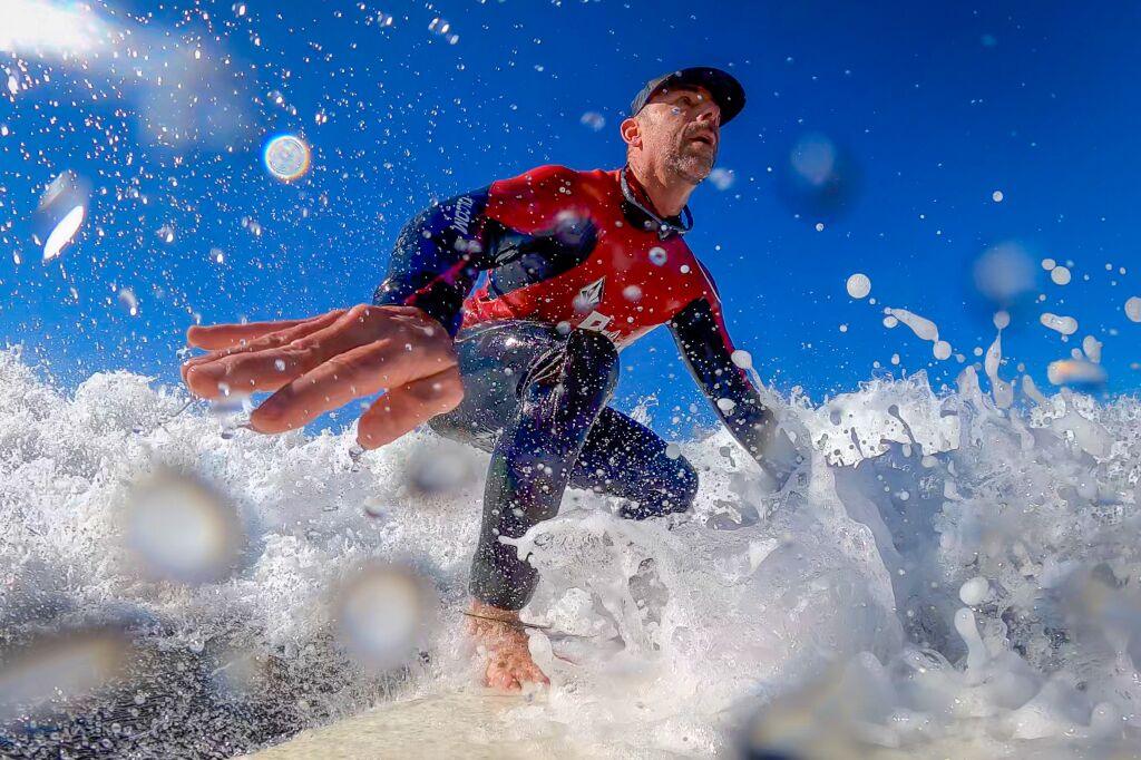 Blind surfer Pete Gustin hits the waves to challenge himself - Los