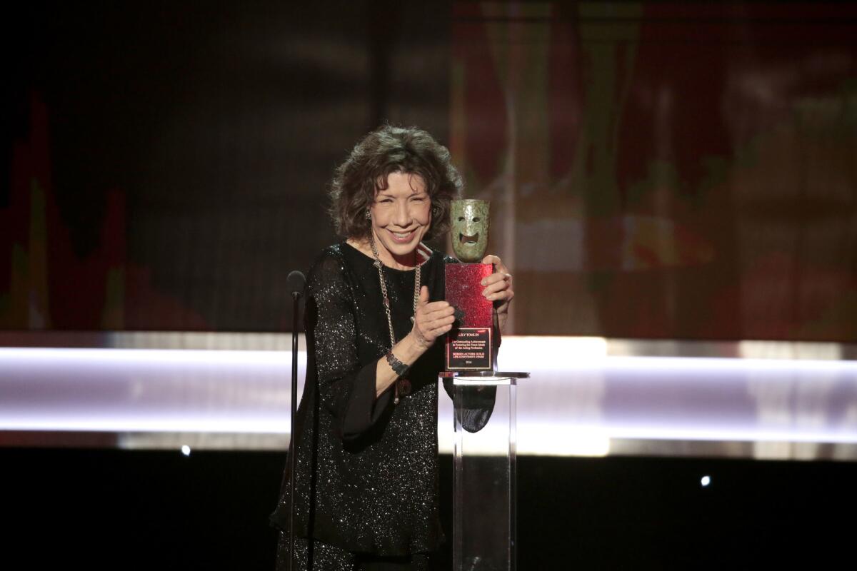 Lily Tomlin accepts the guild's life achievement award.