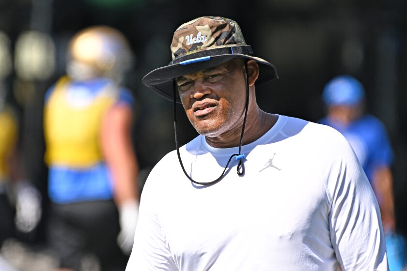 Ken Norton Jr., UCLA's new inside linebackers coach, instructs players at practice Aug.  18, 2022.