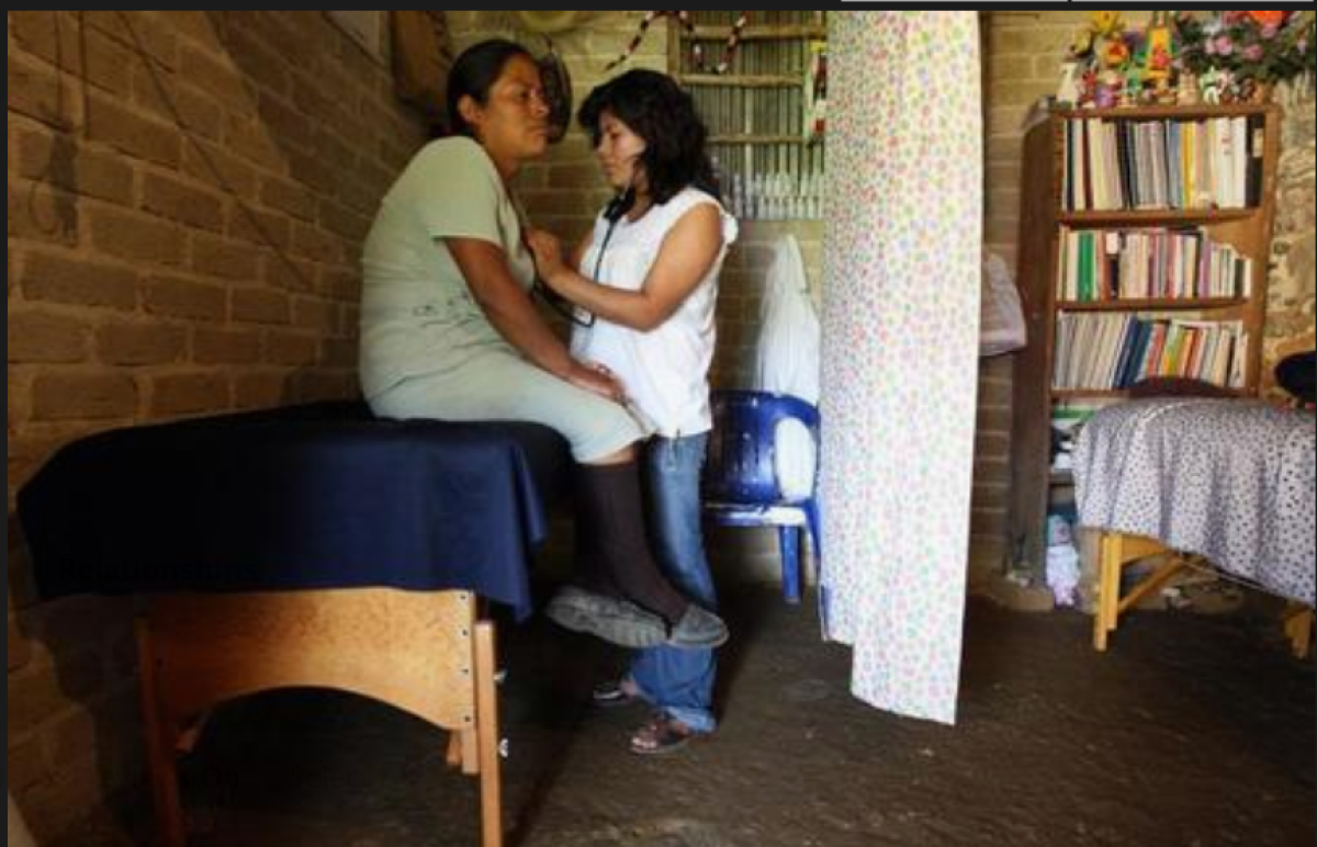 La joven Bertha Martínez Sebastián (d) ausculta a una mujer, en el pueblo de Santa María Alotepec, en el estado mexicano de Oaxaca. Con sólo 16 años, Martínez Sebastián combina su asistencia a la escuela con su labor de partera tradicional en esta aislada localidad, donde ha atendido más de 40 partos en su corta existencia. EFE/Ulises Ruiz Basurto/Archivo