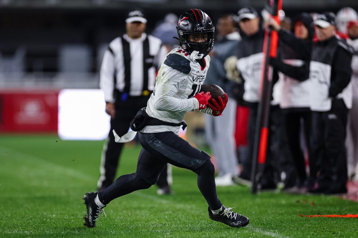 Cinque Sweeting (14) of the XFL's Vegas Vipers runs against the DC Defenders.