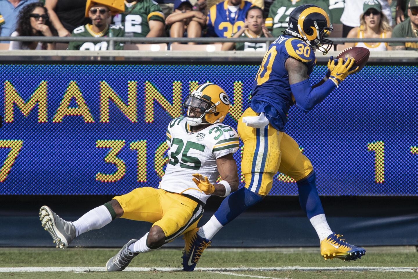 Jared Goff and Rams outduel Aaron Rodgers and Packers for a 29-27 victory -  Los Angeles Times