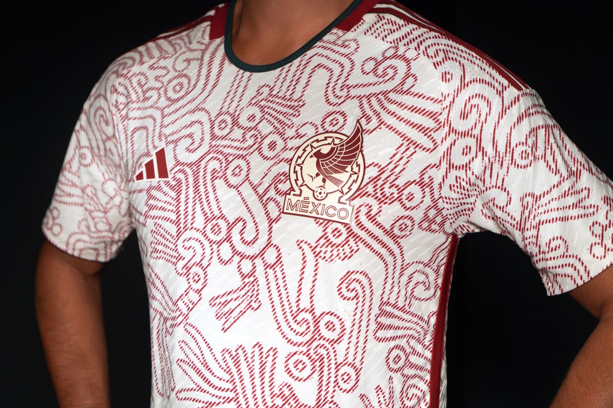 Mexico unveils symbolic away kit for this fall's World Cup Los