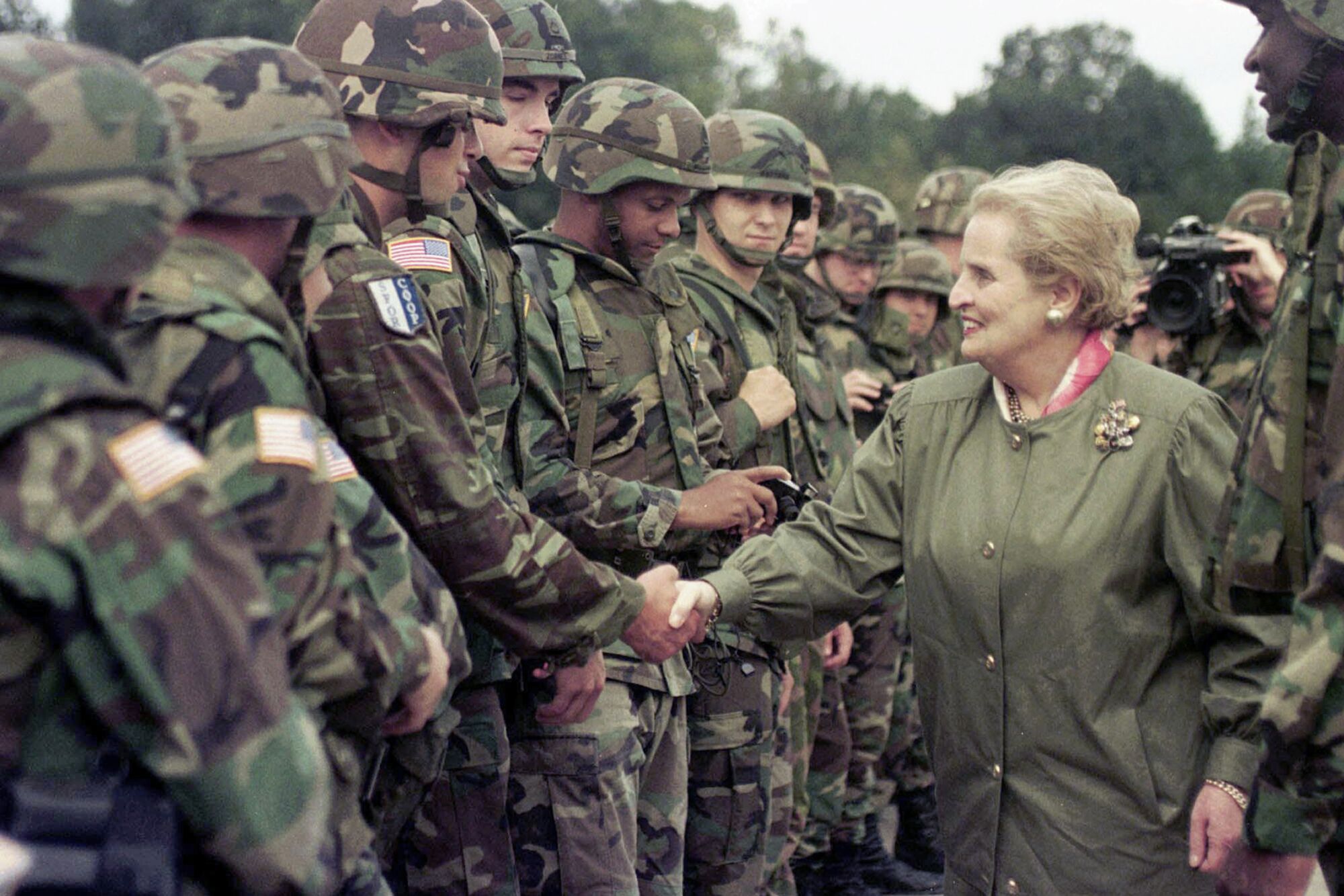 Madeleine Albright, alors secrétaire d'État américaine, serre la main de soldats américains en 1998.