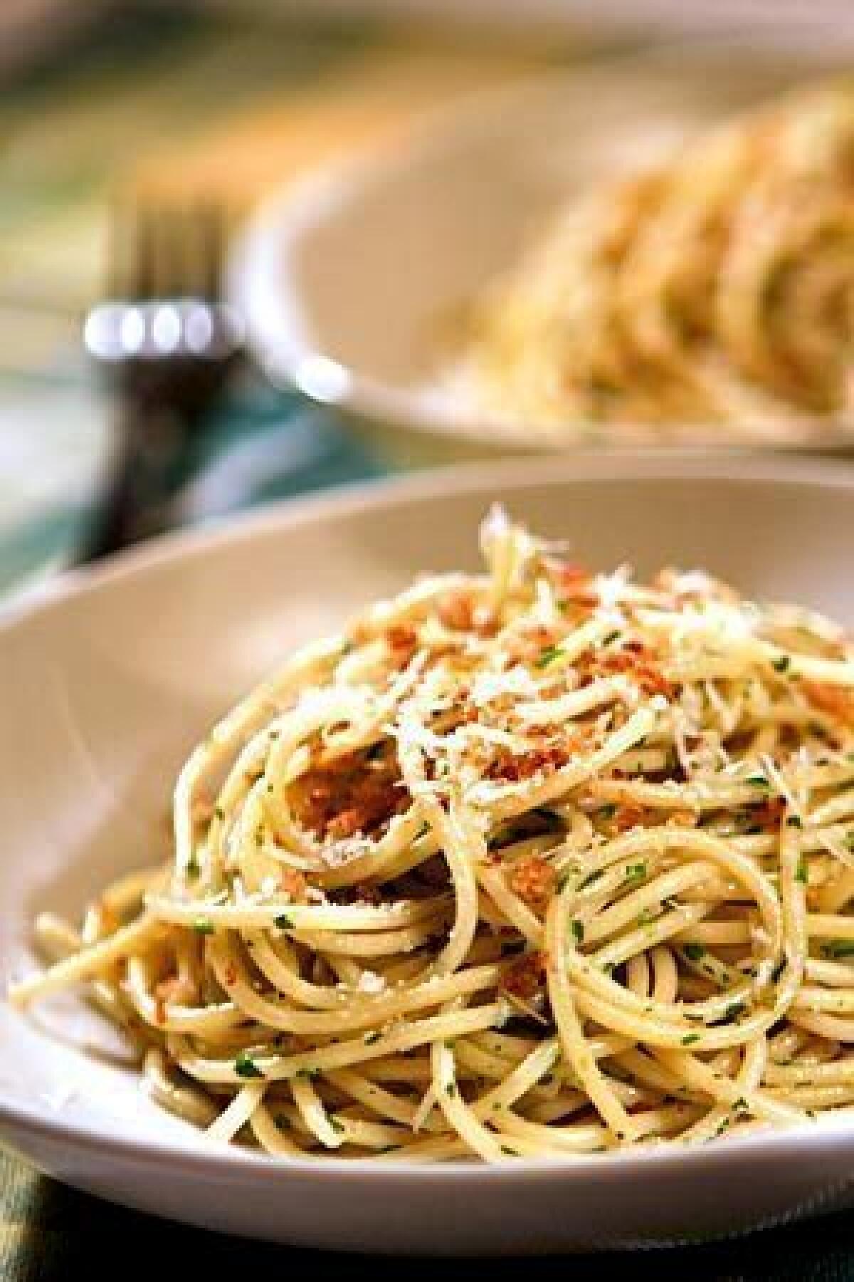 Spaghetti with arugula and garlic bread crumbs.