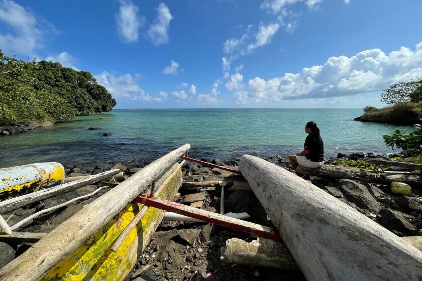Eseta Vusamu observa el mar en su aldea de Valeasiu, en la isla de Upolu (Samoa), el 29 de septiembre del 2022. La isla podría quedar sumergida bajo las aguas en un futuro no muy distante por la crecidad de los mares asociada al cambio climático. ¿Qué seré de sus ciudadanos entonces? ¿Conservarán su nacionalidad? (AP Photo/Lagipoiva Cherelle Jackson)