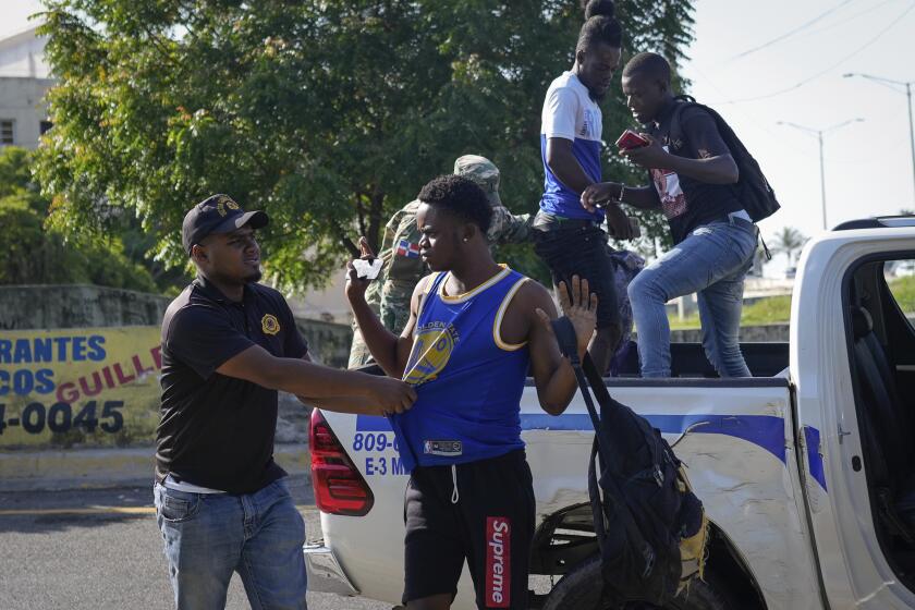 Agentes de migración detienen a haitianos indocumentados en Santo Domingo, República Dominicana, el jueves 16 de mayo de 2024. (AP Foto/Matias Delacroix)