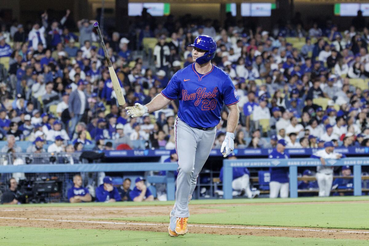 Pete Alonso flips his bat after hitting his second homer of the game in the eighth inning.