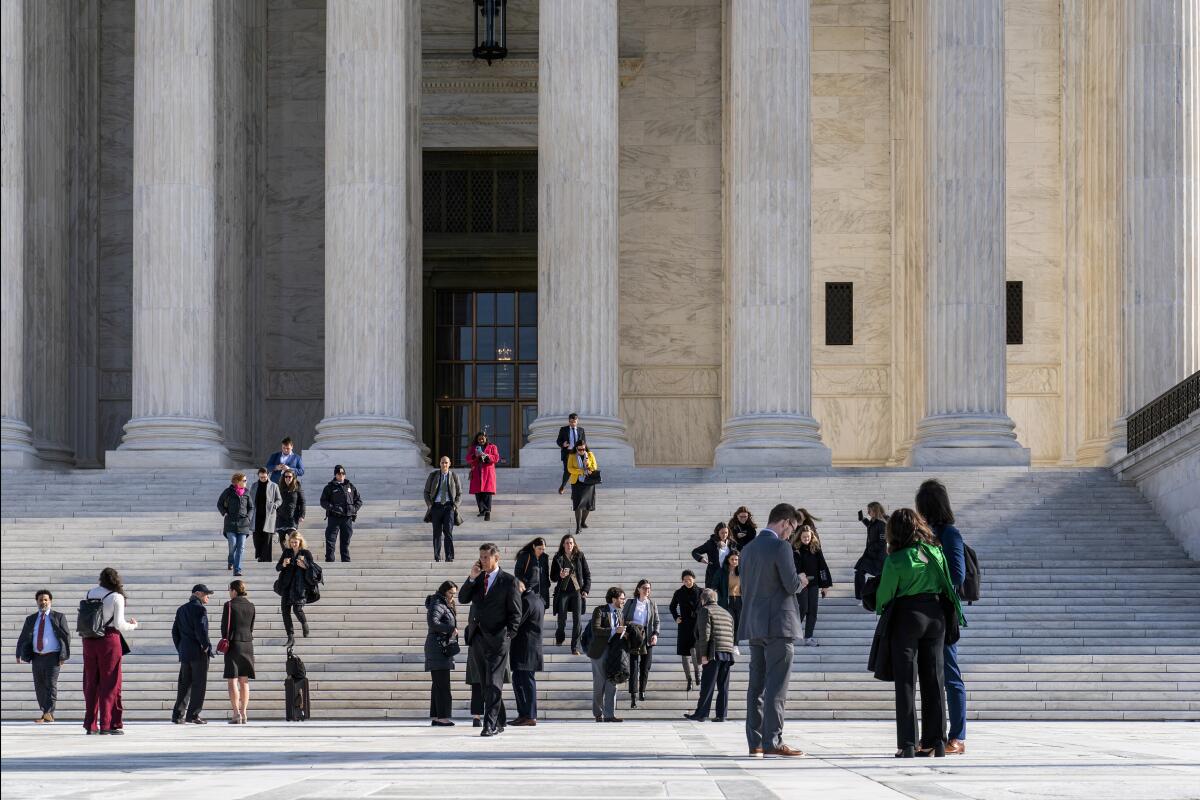 Personas salen de la Corte Suprema después de argumentos en el caso Pérez vs. Escuelas Públicas 