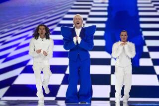 ARCHIVO - Joost Klein de Holanda interpreta la canción Europapa durante la segunda semifinal del Festival de la Canción de Eurovisión en Malmo, Suecia, el jueves 9 de mayo de 2024. (Foto AP/Martin Meissner, archivo)