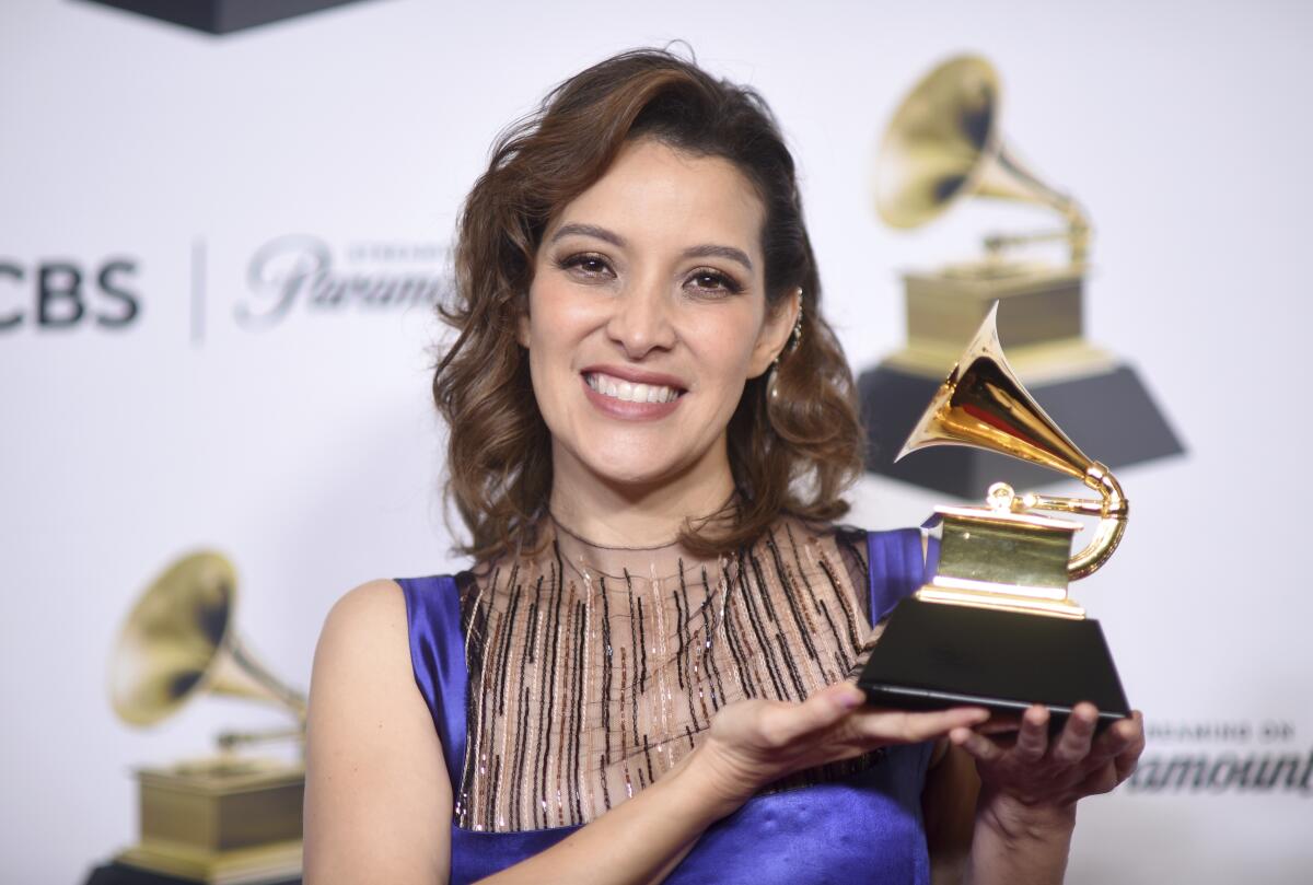 Gaby Moreno posa en la sala de prensa con el premio a mejor álbum de pop latino por "X Mi (Vol. 1)" 
