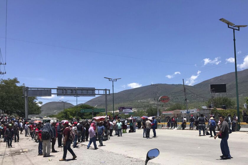 ARCHIVO - Manifestantes bloquean la autopisra que conecta Ciudad de México con Acapulco, en Chilpancingo, México, el 11 de julio de 2023. Autoridades federales dijeron que el cártel de Los Ardillos organizó una manifestación, en reclamo al gobierno para la liberación de dos líderes de la banda detenidos con cargos por posesión de armas y drogas. El gobierno llegó a un acuerdo después con los manifestantes, al ofrecer obras a cambio de la liberación de los funcionarios que fueron secuestrados y de la recuperación de un camión blindado robado. (AP Foto/Alejandrino González, Archivo)