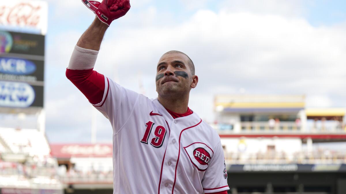 Rojos se sacuden y remontan ante Piratas por 4-2 en posible despedida de  Votto en casa