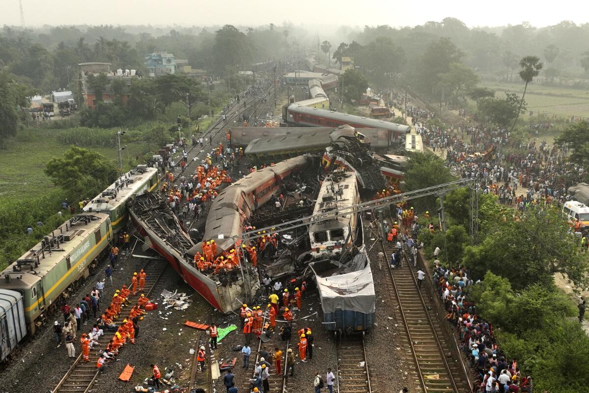 Una foto tomada con un dron muestra rescatistas trabajando en el lugar donde se descarrilaron trenes de pasajeros