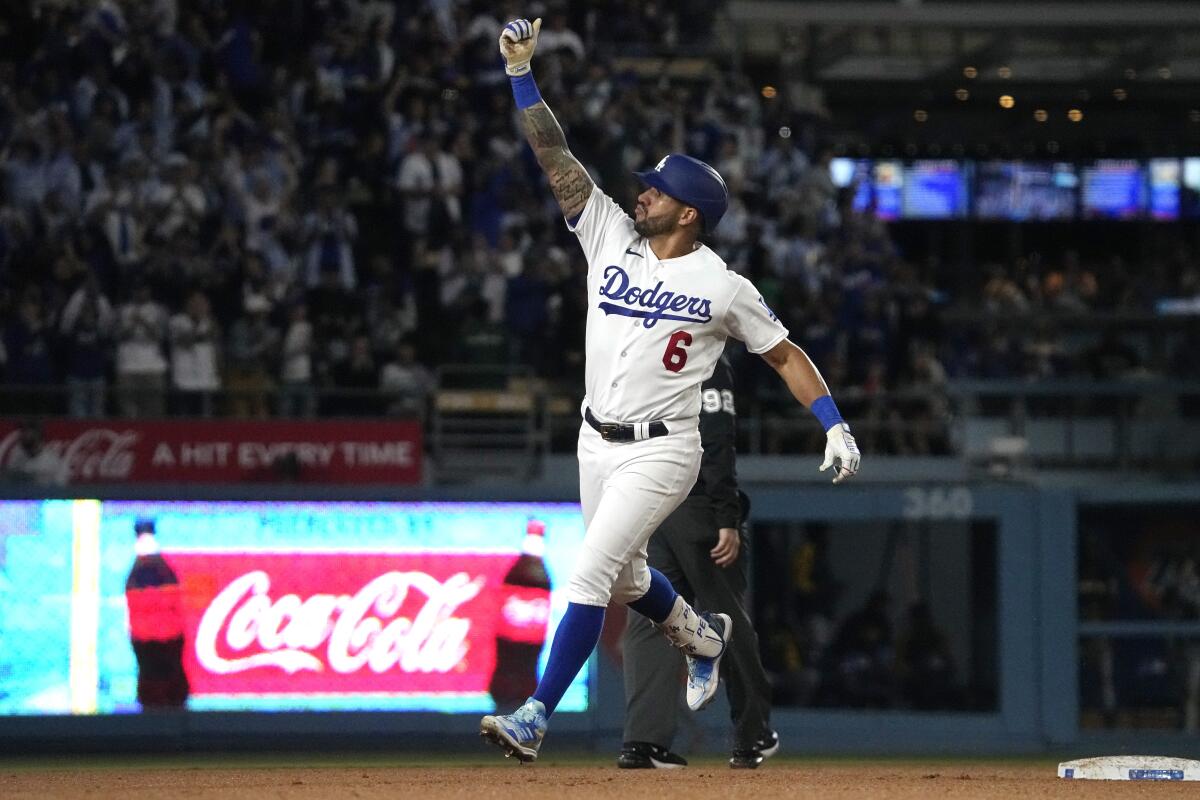 David Peralta lifts Dodgers against former club