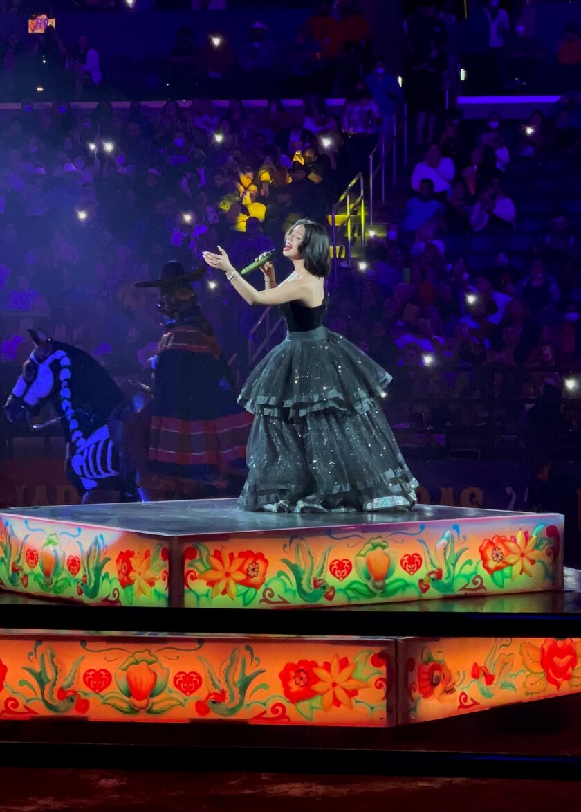 Ángela Aguilar interpretó sus grandes éxitos, incluido "Ahí donde me ven", de su álbum "Mexicana enamorada".