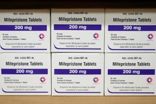 ARCHIVO - Cajas del medicamento mifepristona en un estante en el West Alabama Women's Center, en Tuscaloosa, Alabama, el 16 de marzo de 2022. (AP Foto/Allen G. Breed, Archivo)