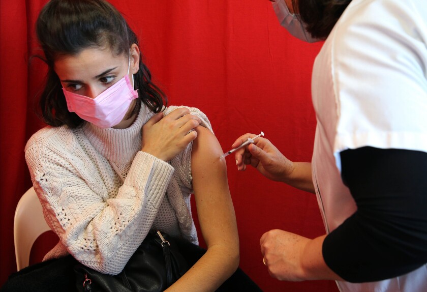 Una persona reciba una vacuna contra el coronavirus en Anglet, Francia.