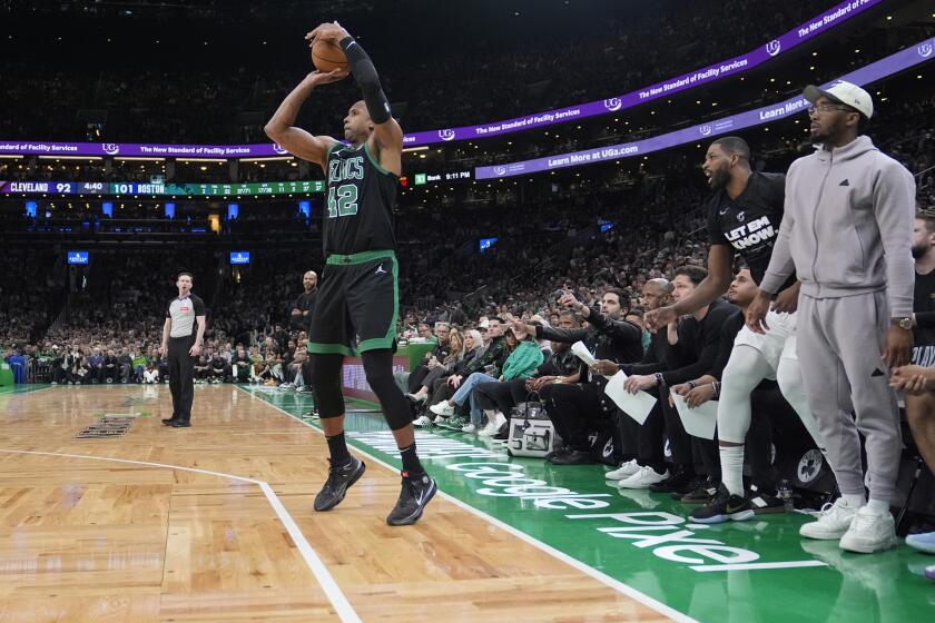 El dominicano Al Horford, de los Celtics de Boston, dispara desde la distancia de tres puntos ante los Cavaliers de Cleveland, en el partido de playoffs disputado el miércoles 15 de mayo de 2024 (AP Foto/Charles Krupa)