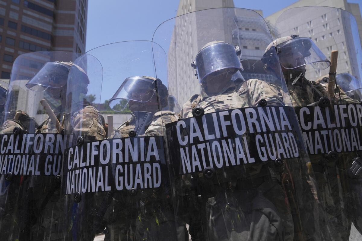 Agentes entre gases lacrimógenos mientras intentan disipar una protesta