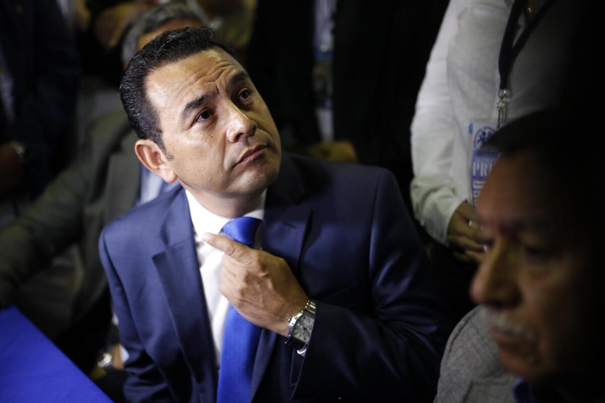 El candidato presidencial Jimmy Morales, del partido Frente de Convergencia Nacional. Los guatemaltecos desconocen aún con quién se enfrentará en una segunda vuelta electoral Morales, el comediante y actor que dio una sorpresa al ganar la primera ronda de los comicios presidenciales. (AP Foto/Luis Soto)