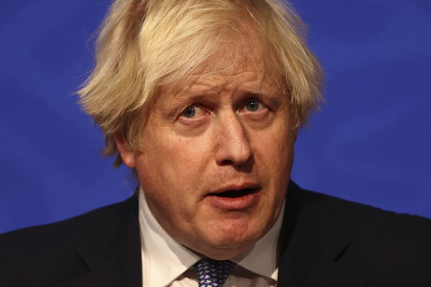 El primer ministro británico Boris Johnson habla en una conferencia de prensa en Londres el 8 de diciembre del 2021, luego de que los ministros se reunieron para ponderar nuevas restricciones en respuesta al aumento de casos de coronavirus y la diseminación de la variante ómicron. (Adrian Dennis/Pool vía AP)