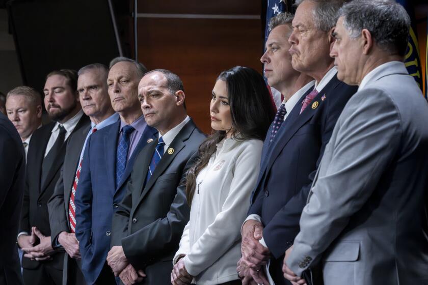 Miembros del conservador Caucus de la Libertad de la Cámara de Representantes de Estados Unidos, ofrecen una conferencia de prensa acerca del paquete de gasto incluido en el presupuesto, en el Capitolio, Washington, el 22 de marzo de 2024. (AP Foto/J. Scott Applewhite)