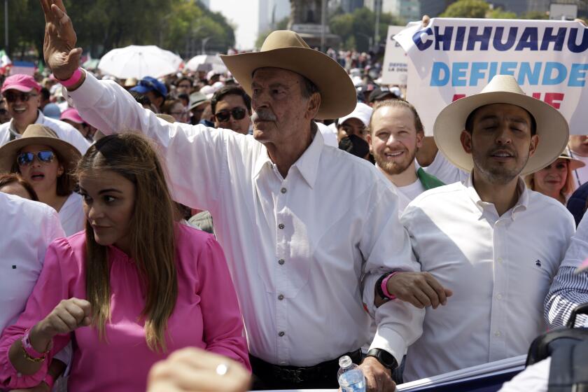 MEXICO CITY, MEXICO - NOVEMBER 13: Former Mexican President Vicente Fox Quesada and leader of the National Action Party, Marko Cortes, join a demonstration against Mexican President Lopez Obradors proposed electoral reforms at Reforma Avenue. On November 13, 2022 in Mexico City, Mexico. (Photo credit should read Luis Barron / Eyepix Group/Future Publishing via Getty Images)