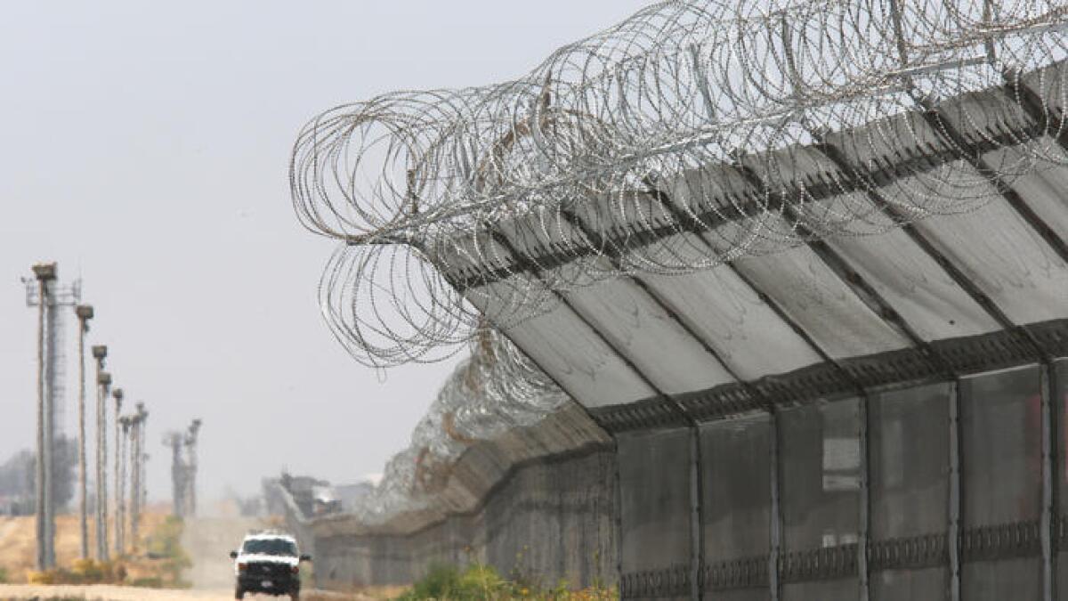 Una patrulla recorre la fortificada frontera sur de San Diego.