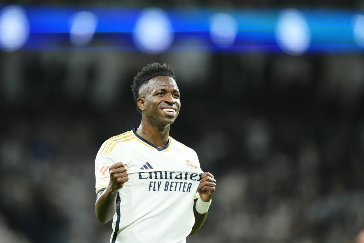 Vinicius Junior festeja tras anotar el segundo gol del Real Madrid ante Alavés